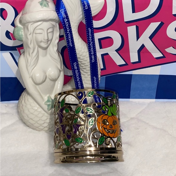 BATH AND BODY WORKS ENCHANTED SKULL AND ROSES 3-WICK CANDLE HOLDER - Picture 4 of 7